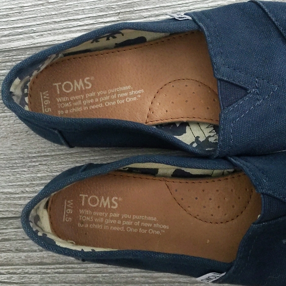 2/$15 TOMS Classic Navy Blue Canvas Flats Size 6.5 - Picture 5 of 5